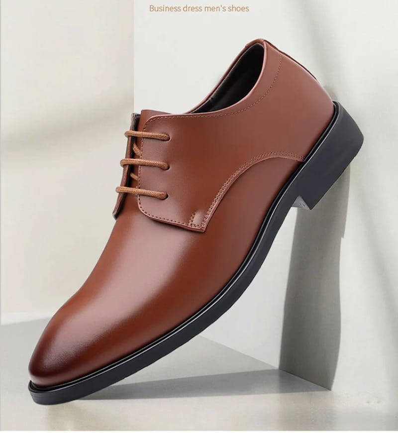 Brauner Business-Kleiderschuh aus Leder für Herren mit schwarzer Sohle und passenden Schnürsenkeln, dargestellt in einem Produkt mit der Bezeichnung „Herren-Oxford-Kleiderschuhe aus weißem Leder“.