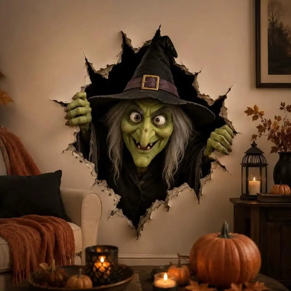 Autocollant mural 3D pour Halloween en papier : met en scène une sorcière à la peau verte aux longs cheveux gris, portant un chapeau noir pointu avec une boucle dorée, apparaissant à travers un mur en robe sombre déchiré.