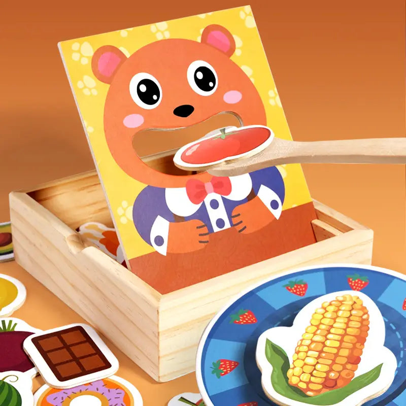 Ein fröhlicher Orange-Bär-Charakter auf einer gelben hölzernen Fütterspielzeug-Karte mit Pfotenabdruck-Mustern, gekleidet in einem lila-weißen gepunkteten Outfit und mit einer roten Fliege für ein Montessori-Kleinkindspiel.