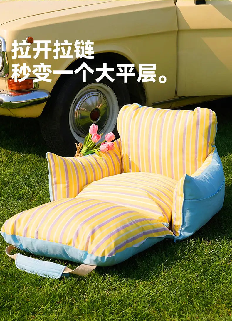 Fauteuil convertible de détente à rayures jaune et bleu, avec un design rembourré et confortable pour le siège de voiture pour chien et le lit de voyage pour petits chiens.