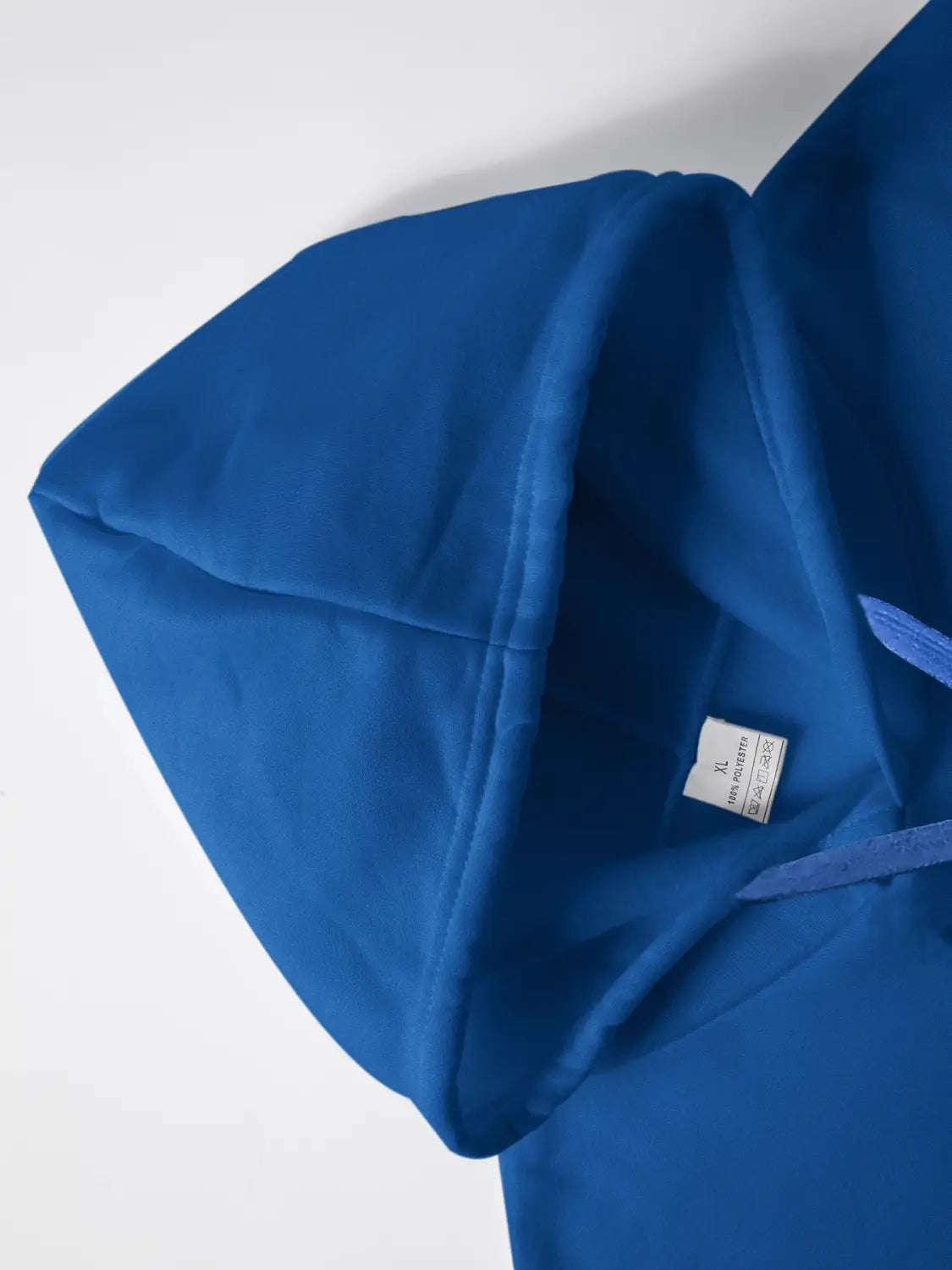 Herren-Fleece-Pullover-Hoodie in Königsblau mit passenden Kordelzügen und einer weichen, fleecenartigen Textur, für lässige Winterbekleidung ausgelegt.