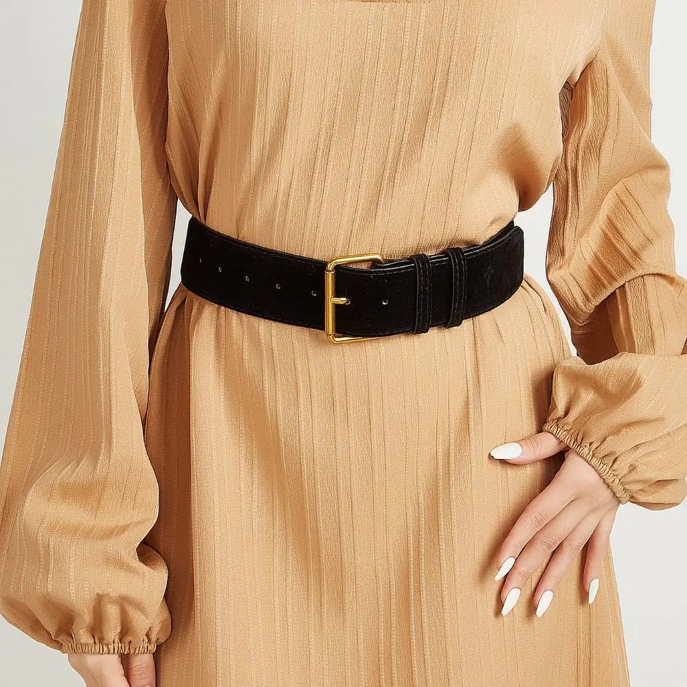 Ceinture large en velours noir pour femmes, avec une boucle rectangulaire à la finition dorée et une matière en daim.