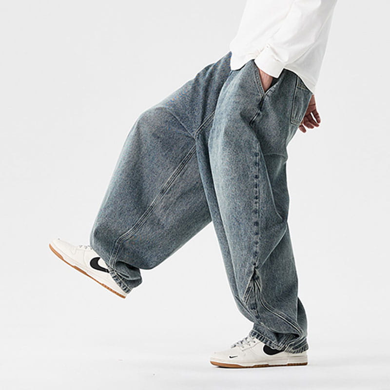 Des jeans japonais rétro à jambes larges pour hommes en grandes tailles en denim bleu délavé, avec une coupe ample et un effet naturel délavé.