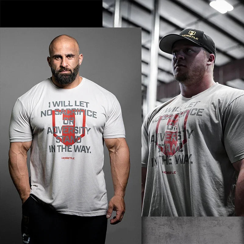 Weißes Herren-Fitness-T-Shirt aus Baumwolle mit kurzen Ärmeln für Activewear, mit kräftigem schwarzem und rotem Text: „I WILL LET NO SACRIFICE OR ADVERSITY STAND IN THE WAY“ sowie einem roten Wappensymbol mit dem Markennamen hobstile.