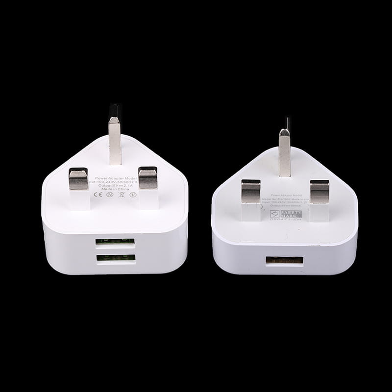 Adaptador de cargador de pared doble USB de 3 clavijas tipo Reino Unido en plástico blanco con dos puertos USB y clavijas metálicas para una carga versátil de dispositivos.