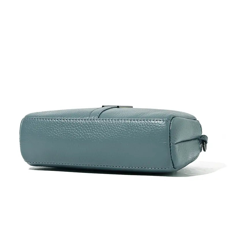 Eine Umhängetasche aus echtem Leder für Damen in schieferblau mit eleganter, strukturierter Oberfläche und präziser Verarbeitung.