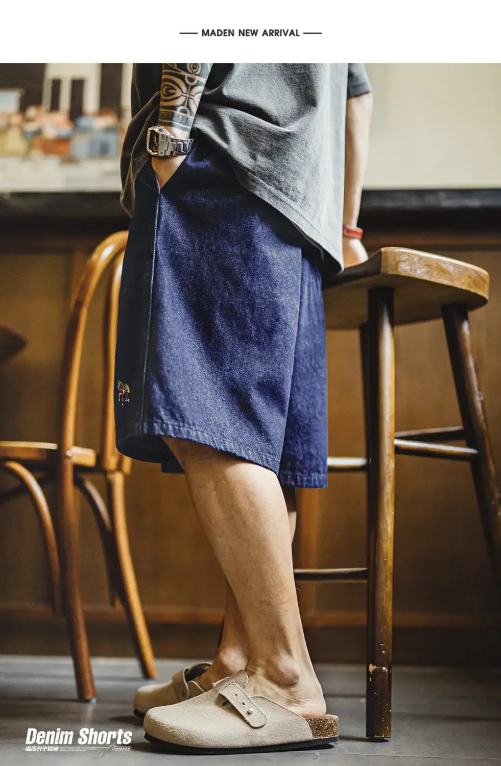 Beigefarbene Wildleder-Mules zum Hineinschlüpfen mit Kork-Fußbett und verstellbarem Riemen, kombiniert mit Vintage bestickten Jeansshorts für Herren