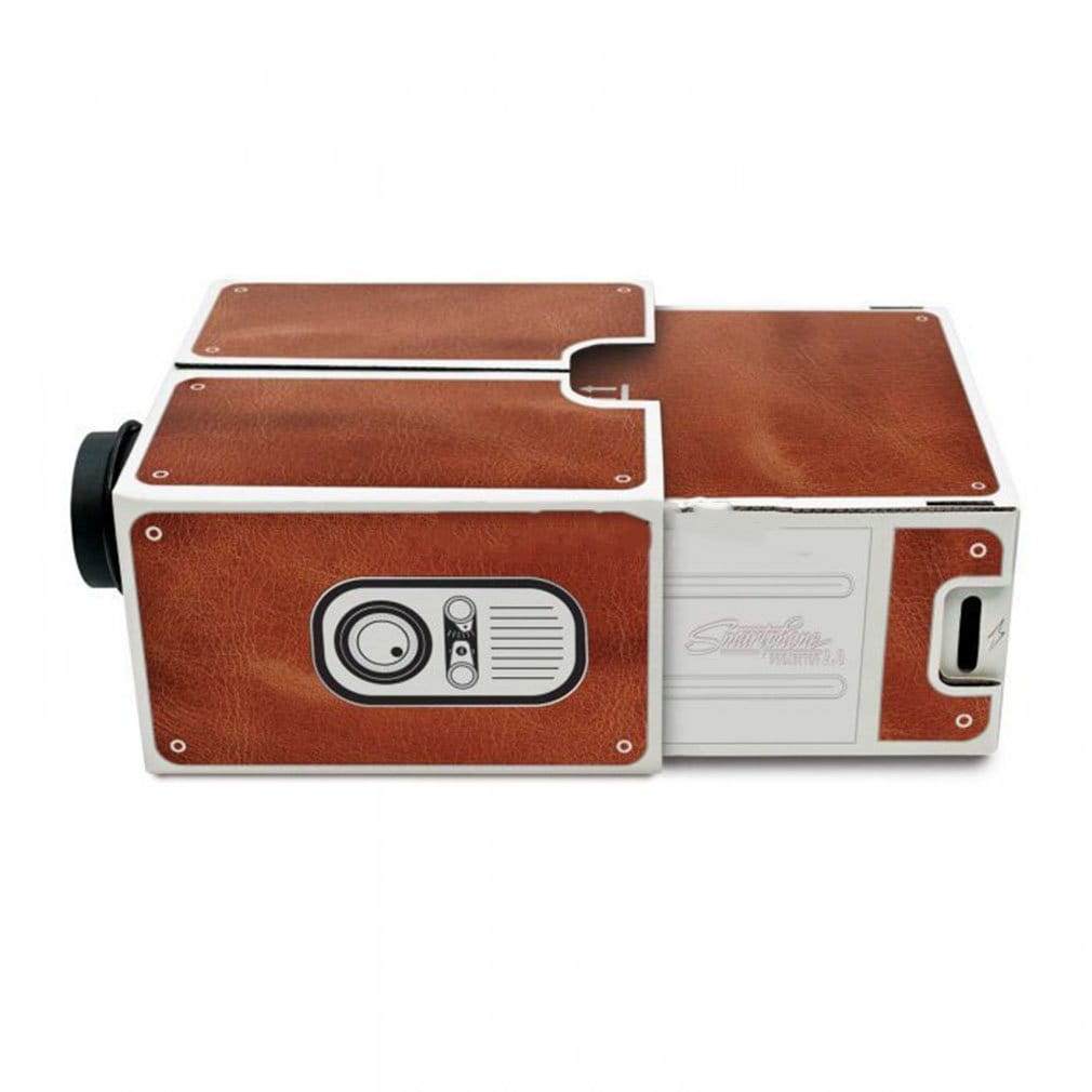 projecteur pour smartphone de deuxième génération, doté d’un corps brun au toucher cuir et de plastique blanc, avec des accents de design inspirés de la radio vintage, comme projecteur de divertissement