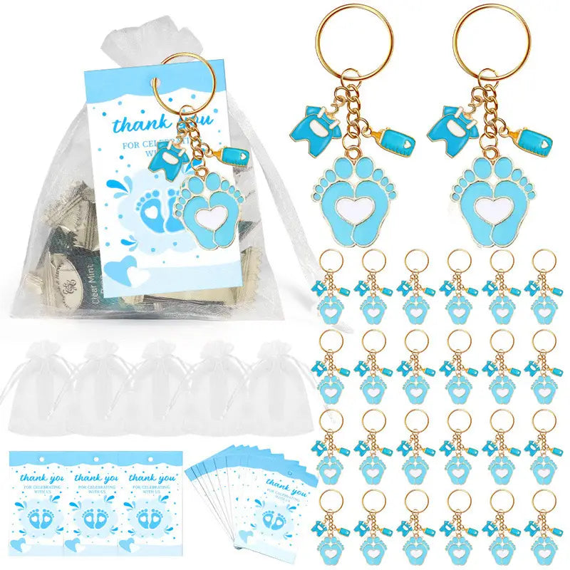 Faveurs de porte-clés de baby shower en bleu clair à empreintes de bébé, avec des anneaux et des chaînes en métal ton or, comportant des empreintes avec des découpes en forme de cœur et de minuscules charms en forme de body.