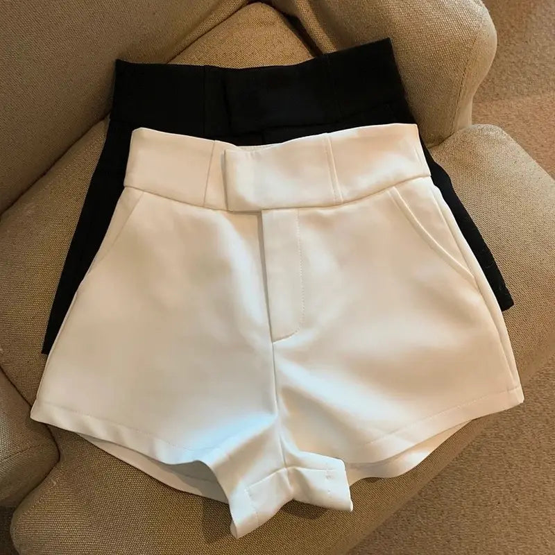 Damen-High-Waist-Shorts von Mooyufon in Schwarz mit einer eleganten, maßgeschneiderten Gestaltung und dezenten Falten vorne aus weißem Material.