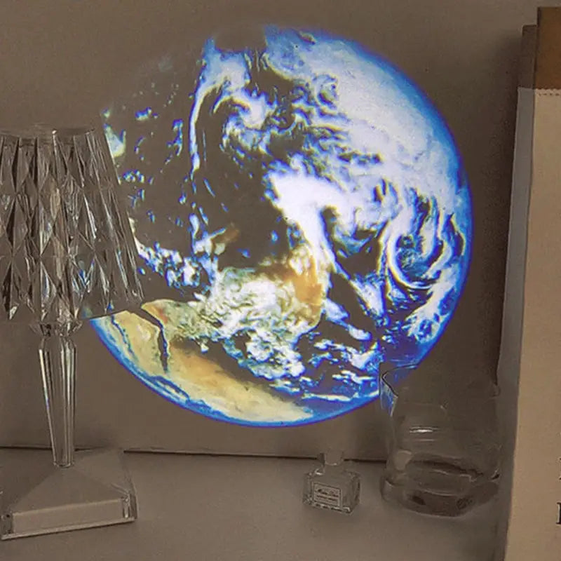 Eine kreisförmige erdprojektionlampe, die wirbelnde blaue Ozeane und weiße Wolkenformationen vor einer dunklen Landschaft als hintergrund zeigt.