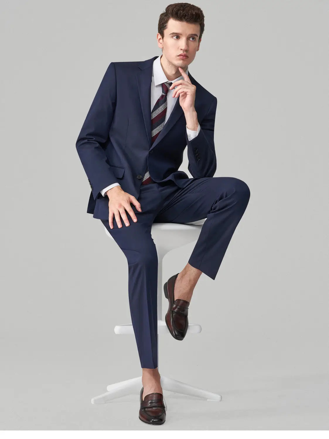 Costume bleu marine ajusté pour homme en coupe slim, avec pantalons assortis et cravate à rayures, avec type de fermeture boutonnée simple pour une tenue formelle et professionnelle décontractée