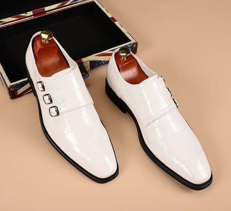 Herren-Doppel-Mönchsriemen-Kleidschuhe aus Krokodil-narbigem Leder in Weiß mit schwarzen Sohlen und silberfarbenen Schnallen.