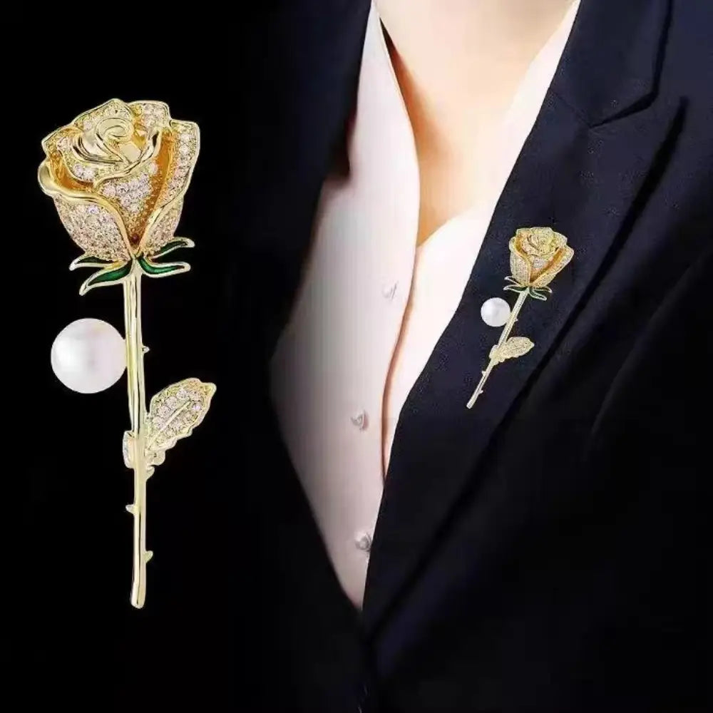 Broche en forme de rose dorée, ornée de cristaux d’or étincelants et d’une touche de perle, comme une épingle décorative en forme de fleur en zircon.