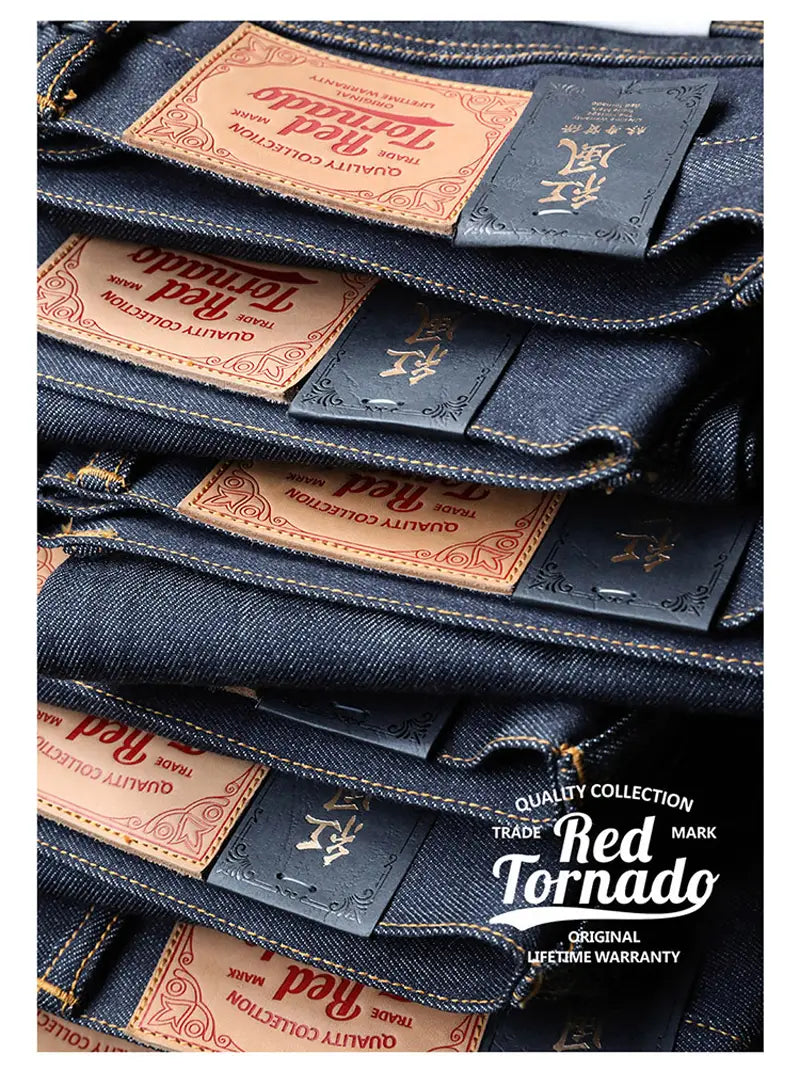 Jean en denim bleu foncé « Red Tornado » en selvedge slim droit 16 oz, avec des empiècements en cuir beige et noir et un marquage « red tornado ».
