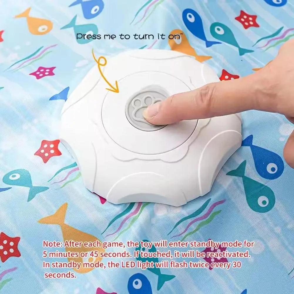 魚柄の背景を備えた布製カバー。肉球プリントのボタンを備えた白いプラスチック製インタラクティブなフェザーおもちゃ（猫用のティーザー）。