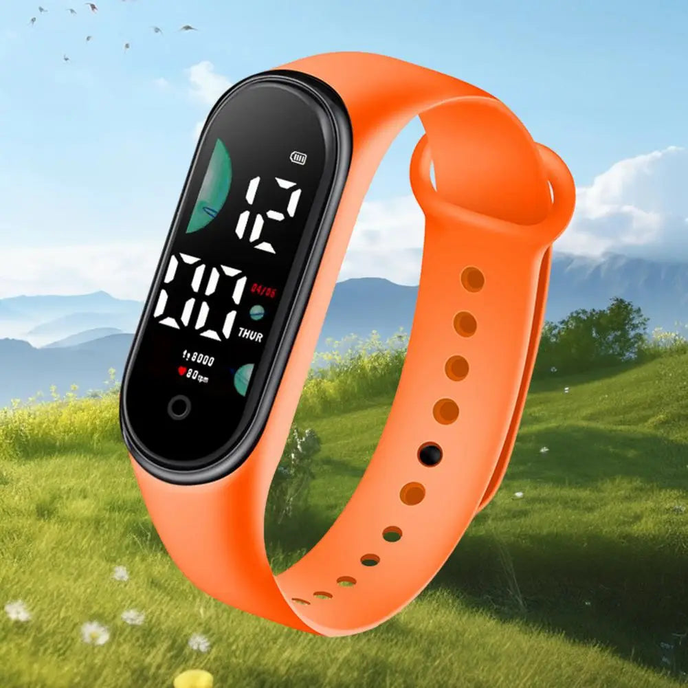 Reloj electrónico vibrante con correa de silicona naranja, con pantalla de letra grande, reloj deportivo digital impermeable que muestra la hora, la fecha y el conteo de pasos en una pantalla digital negra.