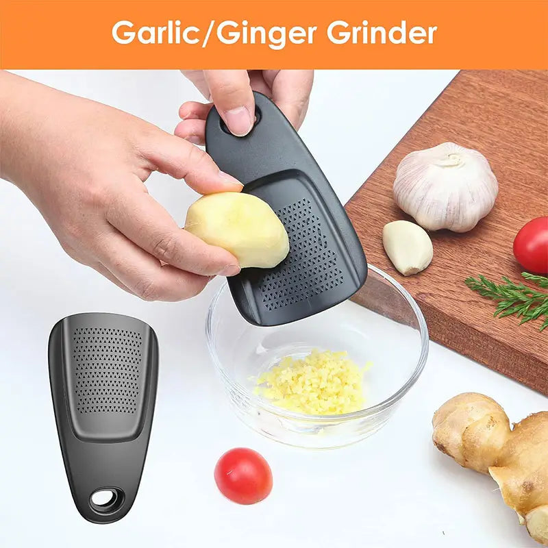 Schwarzer Kunststoff-Garlic- und Ingwer-Reiber mit strukturierter Oberfläche für ein leichtes Reiben, enthalten in einem platzsparenden Küchengeräteset mit Flaschenöffner und Pizzaschneider.