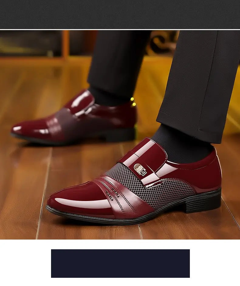 Zapatos de vestir de punta afilada de lujo para hombre en charol burdeos, con panel de malla y detalle de hebilla metálica.