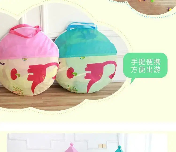 Poches de rangement en tissu rose et turquoise avec des motifs de fraises pour le château pliable portable de tente de jeu pour enfants dinosaures.