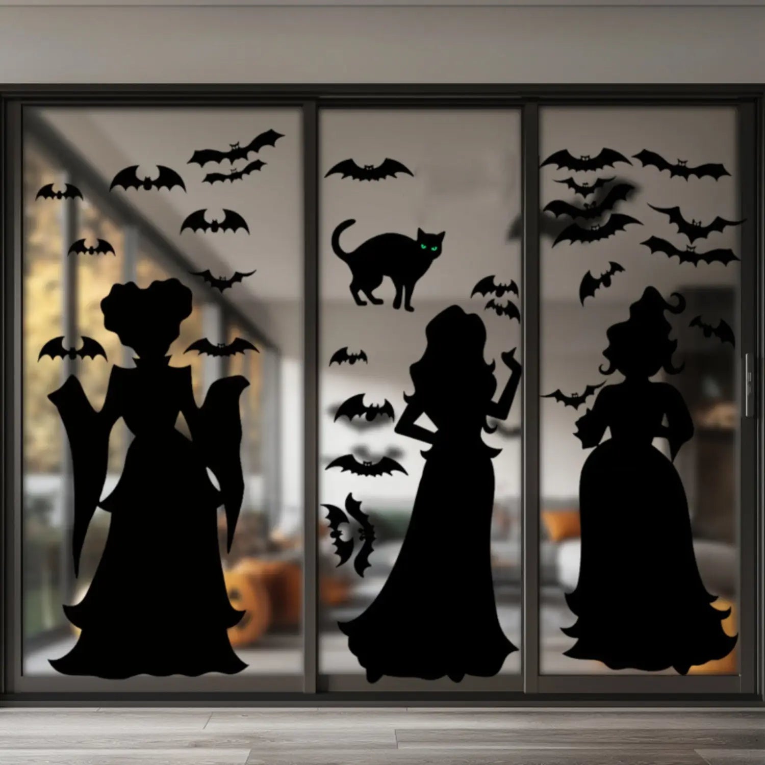 Pegatinas de pared para Halloween en color negro con siluetas de brujas, un gato con ojos verdes brillantes y murciélagos para la decoración de ventanas del salón.