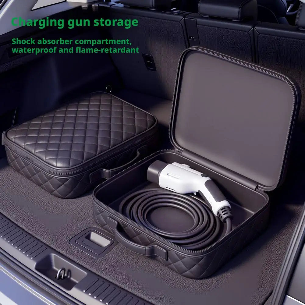 Bolsa de almacenamiento de cables de carga para vehículos eléctricos, de cuero acolchado negro, con un cargador para vehículos eléctricos blanco y negro en el interior