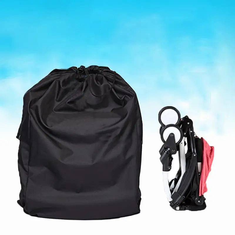 schwarze, wasserdichte Kinderwagen-Reisetasche-Rucksack mit Kordelverschluss aus robustem Material zur Aufbewahrung eines zusammengefalteten Kinderwagens, von der Rückseite dargestellt