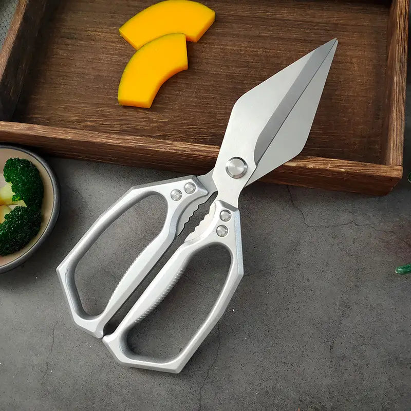 Silberfarbene Edelstahl-Multifunktionsküchenscheren mit schlankem, modernem Design und ergonomischen Griffen