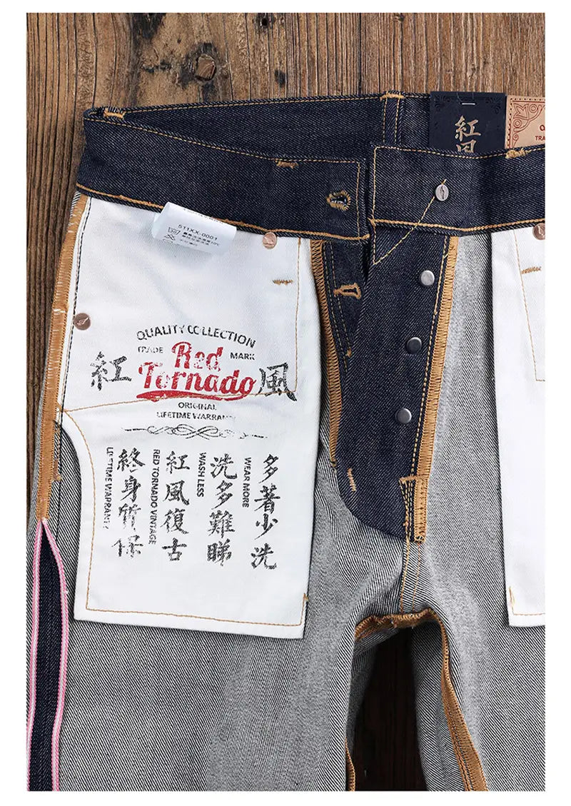 Jean en denim bleu foncé « red tornado » en selvedge slim droit 16 oz, avec une étiquette blanche portant un marquage « red tornado » et des caractères chinois, rehaussés par des surpiqûres beige.
