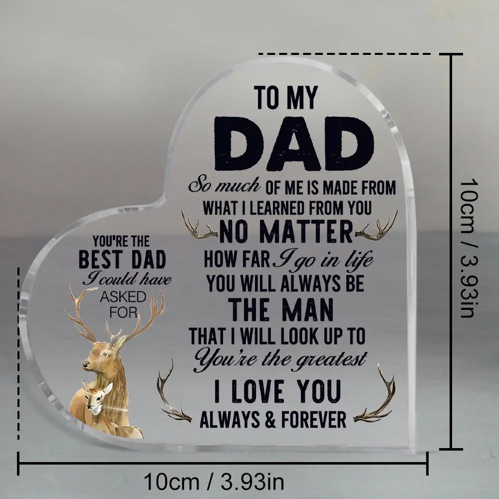 Placa acrílica transparente con forma de corazón, con texto negro grabado e ilustraciones de ciervos, diseñada como un regalo de placa acrílica con corazón para papá.