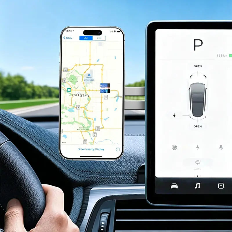 Silberner Aluminium-Magnet-Phonehalter, der ein iPhone sicher montiert, mit geöffneten Karten neben einer Touchscreen-Anzeige im Auto.