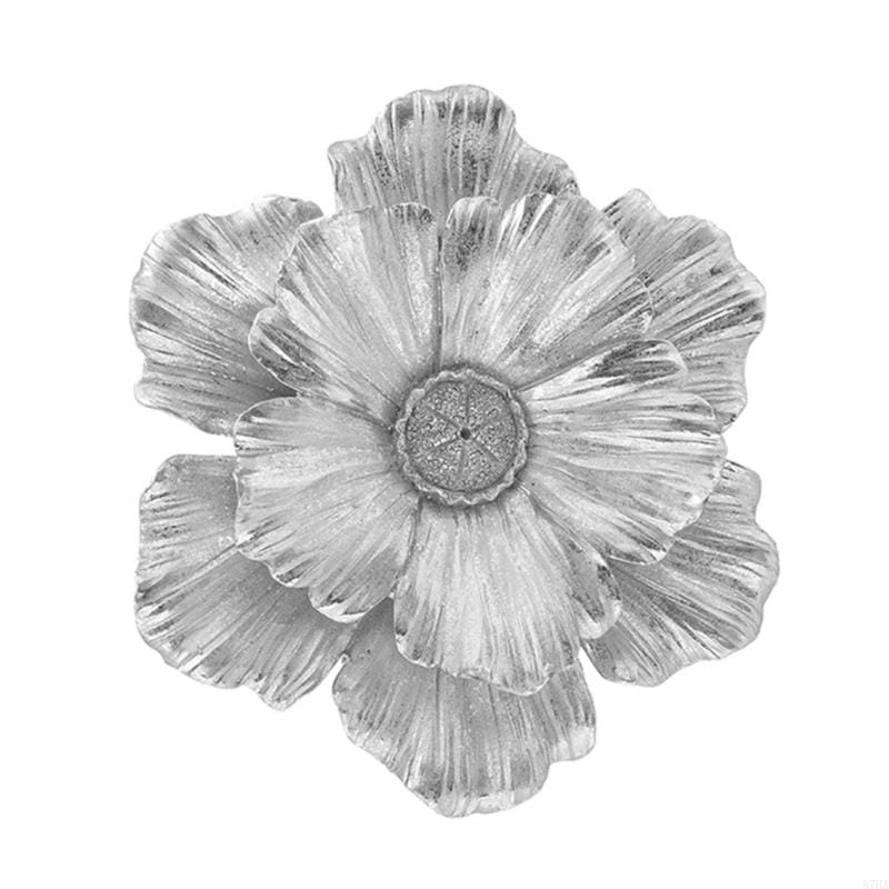 Décoration murale en fleur métallique argent, comprenant un accent floral en résine 3D avec relief de pétales superposés et un disque central détaillé.