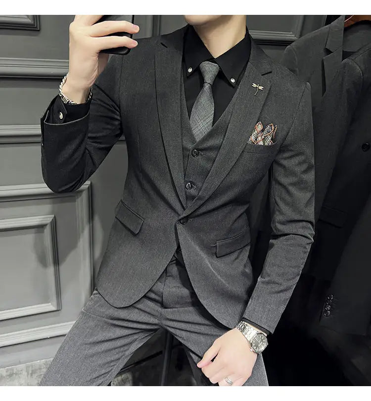 Ensemble de costume trois pièces slim fit pour homme gris foncé, texturé, avec un motif subtil, comprenant un blazer ajusté, un gilet et 9 pantalons courts à la cheville assortis, avec un type de fermeture par boutons.