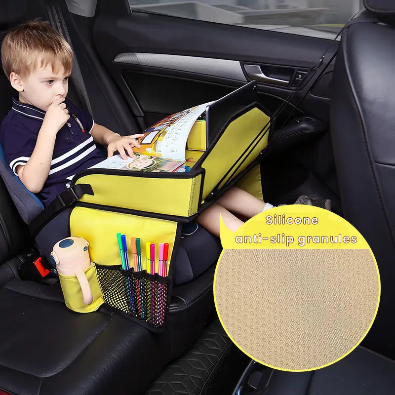 Leuchtend gelber Kindersitz-Reisetablett- und -Organizer für das Auto mit schwarzem Rand und mehreren Fächern zur Aufbewahrung von Spielzeug, Markern und einer Wasserflasche.