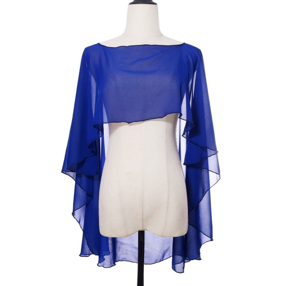 Durchsichtige königsblaue Chiffon-Hochzeitscape mit gerafften Kanten und fließender asymmetrischer Saumlinie, entworfen als Sonnenschutz-Wickelshawl.
