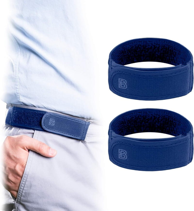 Ceinture élastique sans boucle pour homme bleu marine avec fermeture en velcro et discret logo « b » sur la boucle, conçue pour une taille réglable.
