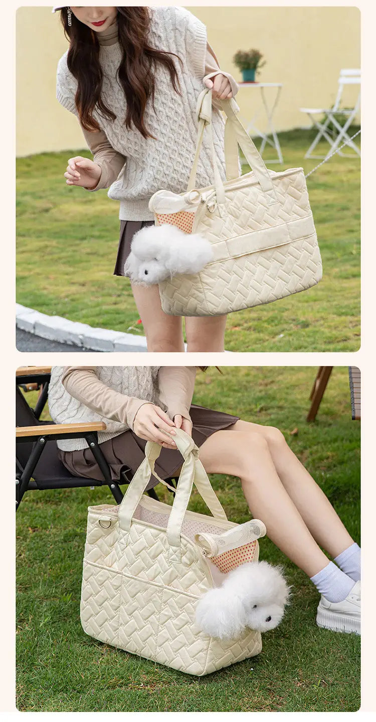 Sac pour animal de compagnie matelassé de couleur crème pour petit chien, avec une poignée à pompon blanc duveteux et un panneau latéral en maille respirante.