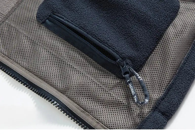 Cremallera negra con una lengüeta texturizada en una pieza tipo malla y chaqueta de invierno de forro polar para hombre con forro de forro polar.