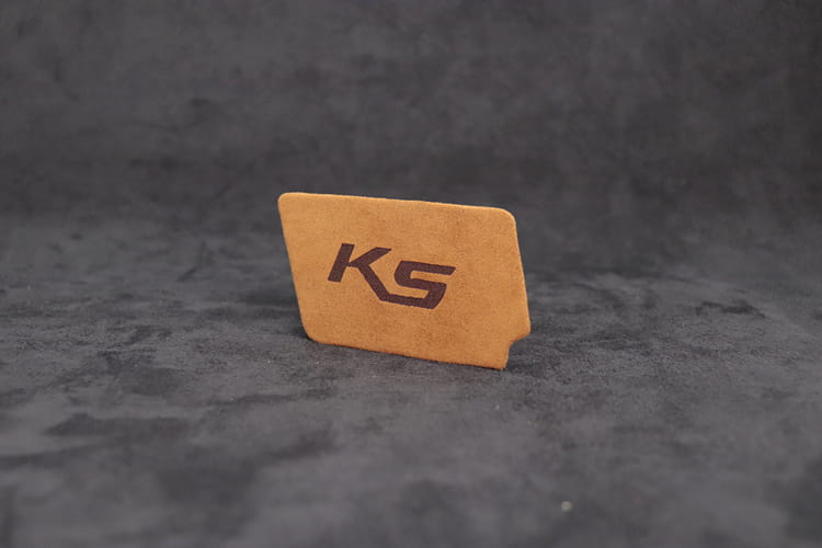 Kia K5 スエードカーボン インテリア ドアハンドルカバーと併せて使用されている、エンボス加工のksロゴ入りタン(ベージュ系)のスエードカードホルダー。