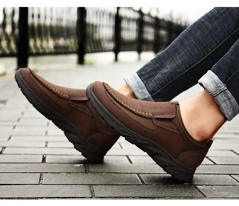 Mocassins à enfiler en cuir marron pour hommes, avec des détails cousus et une semelle texturée conçue pour un usage décontracté