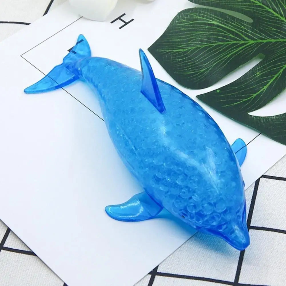 un jouet de soulagement du stress dauphin requin bleu translucide, fabriqué dans une matière texturée semblable à du gel, avec des bulles visibles, pour une utilisation en jouet d’attention sensorielle.