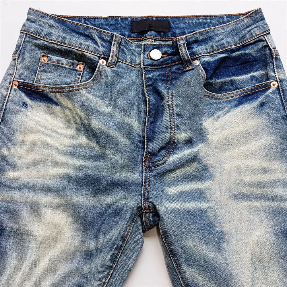 Jeans skinny déchirés pour hommes en denim bleu, délavage vieilli déchiré, et accessoires de couleur cuivre