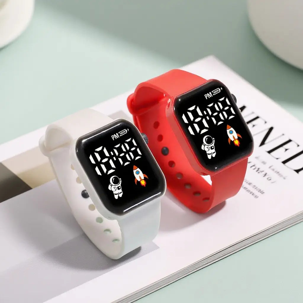 Montre électronique pour enfants à affichage numérique sportif LED en rouge et blanc, avec des motifs d’astronaute et de fusée sur écran noir, avec bracelet noir pour enfants, garçons et garçons et filles.
