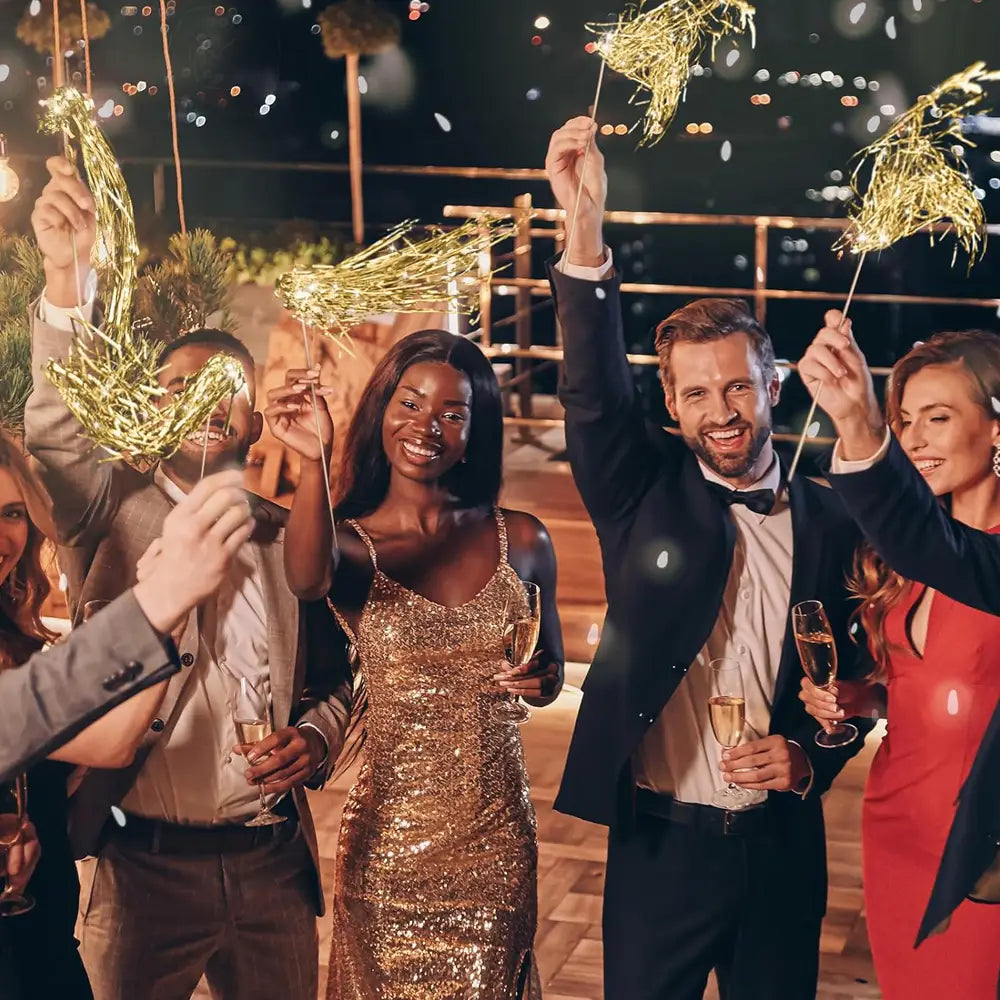 Robe scintillante dorée à paillettes, à la coupe ajustée, présentée aux côtés de bâtons lumineux de mariage à LED avec des rubans en tinsel doré, pour des occasions festives.
