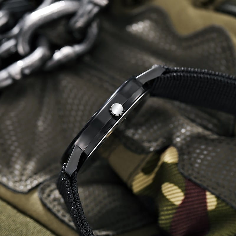 Schwarze Militär-Quarzuhr mit elegantem poliertem Metallgehäuse und schwarzem geflochtenem Stoffarmband.
