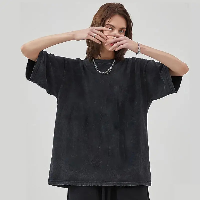 Camiseta negra extragrande con gráfico gótico de anime en negrita, textura desvaída y desgastada y dobladillo sin rematar, en tela de algodón vintage lavada y desteñida.