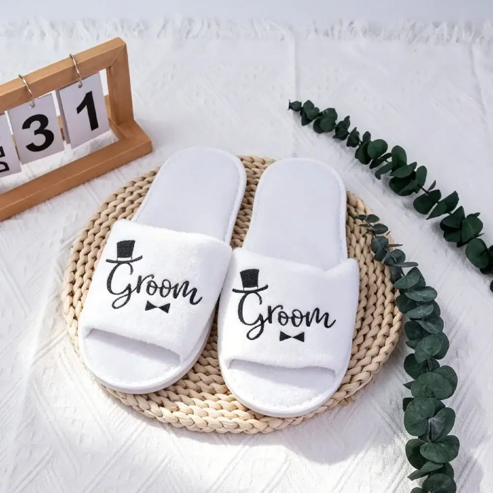 Weiße Team-Groom-Slide-Sandalen mit schwarzer Kalligrafie-Schrift sowie einem Zylinderhut- und Fliege-Design, ideal für das Schuhwerk der Hochzeitsgesellschaft