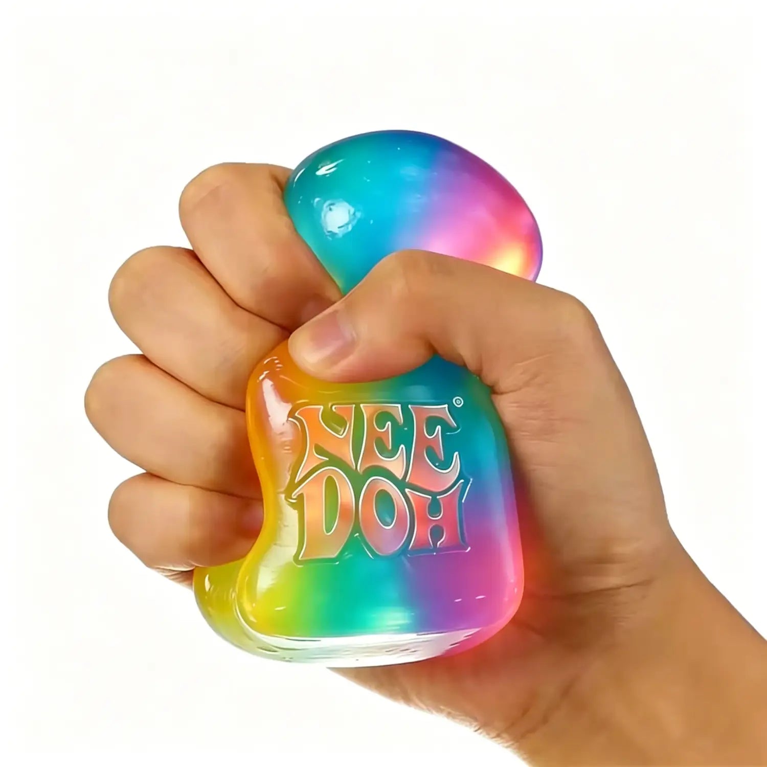 Eine Hand, die einen regenbogenfarbenen, glänzenden Needoh-Würfel-Knet- und Fidget-Gegenstand zusammendrückt.