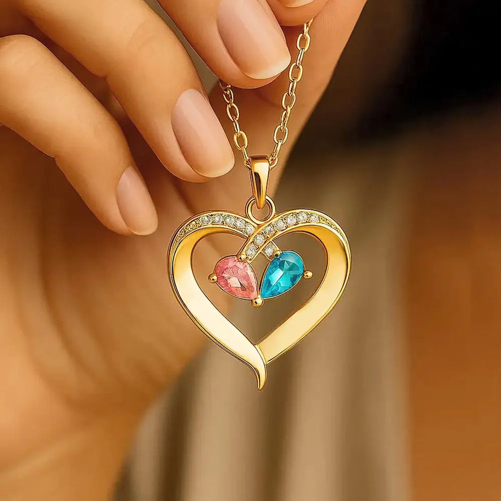 Collier pendentif en forme de cœur en pierre de naissance en or pour votre épouse, présentant des pierres précieuses roses et bleues, avec un design ouvert et une bordure ornée de diamants.