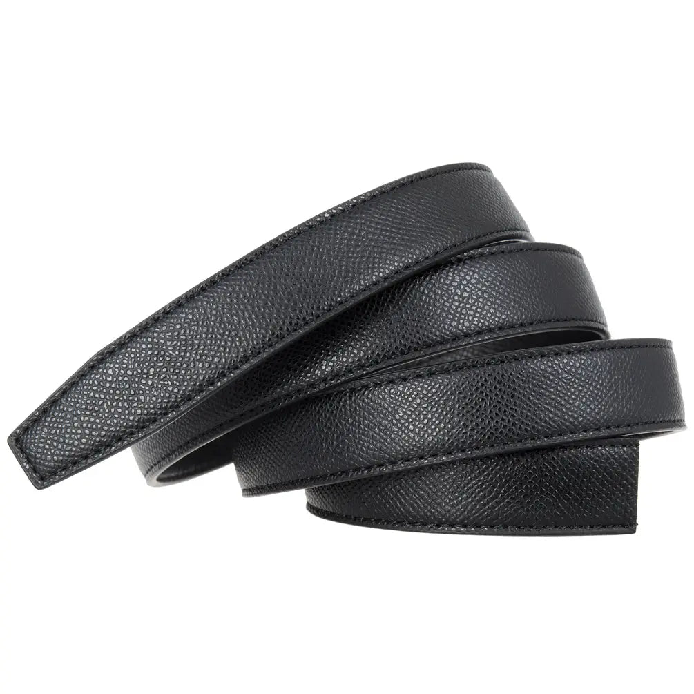 Boucle automatique de ceinture en cuir noir texturé pour femmes, passe-parties fines, avec une couture précise le long des bords.